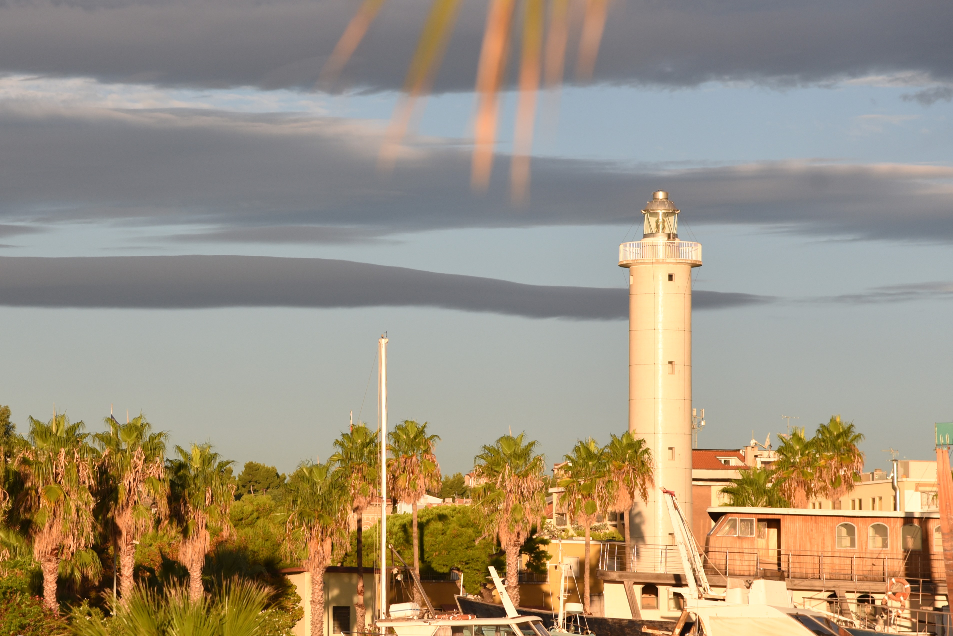 Il faro di San Benedetto del Tronto tra il porto, le palme e il cielo al tramonto